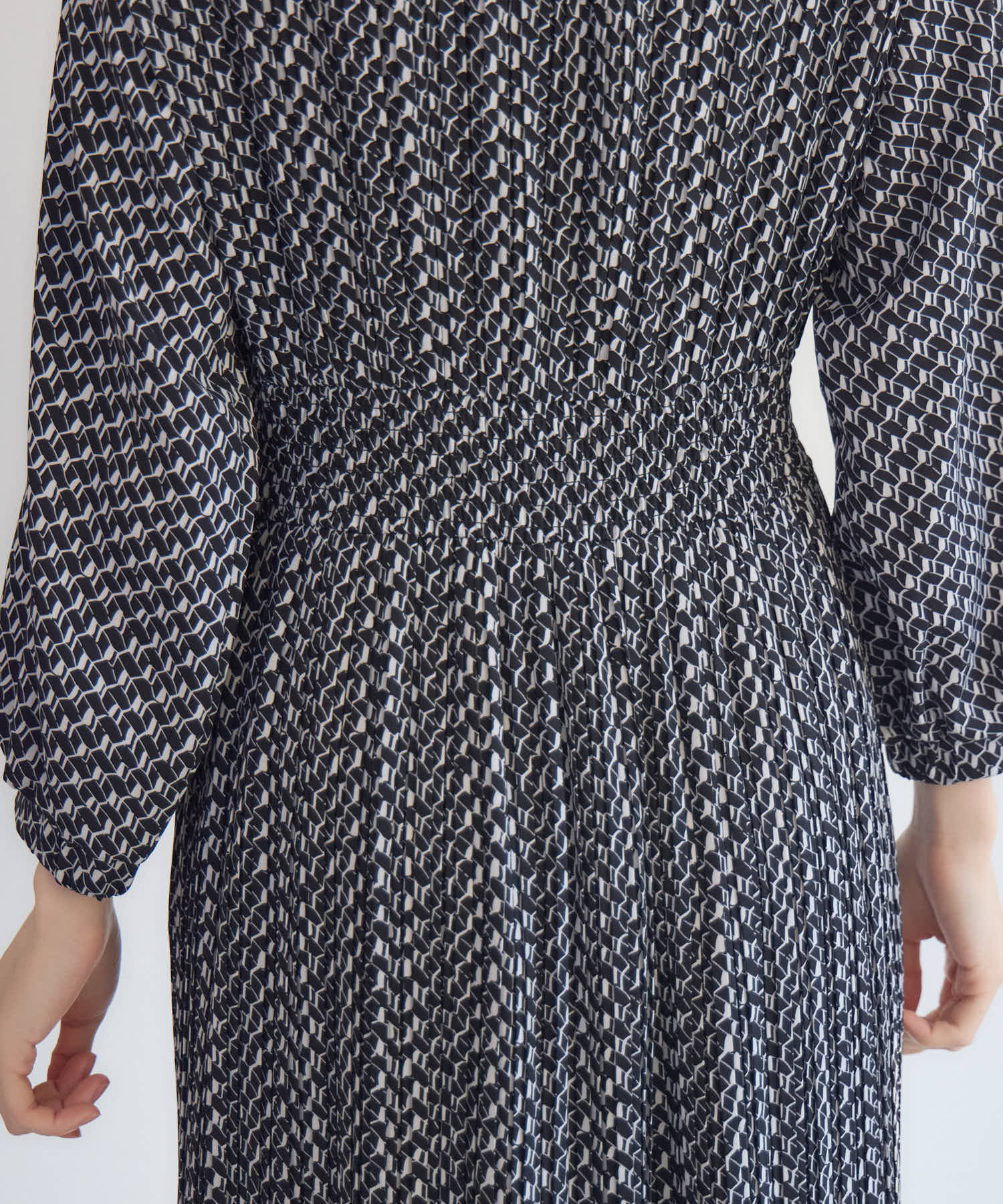 幾何プリントプリーツワンピース | IKG crossing