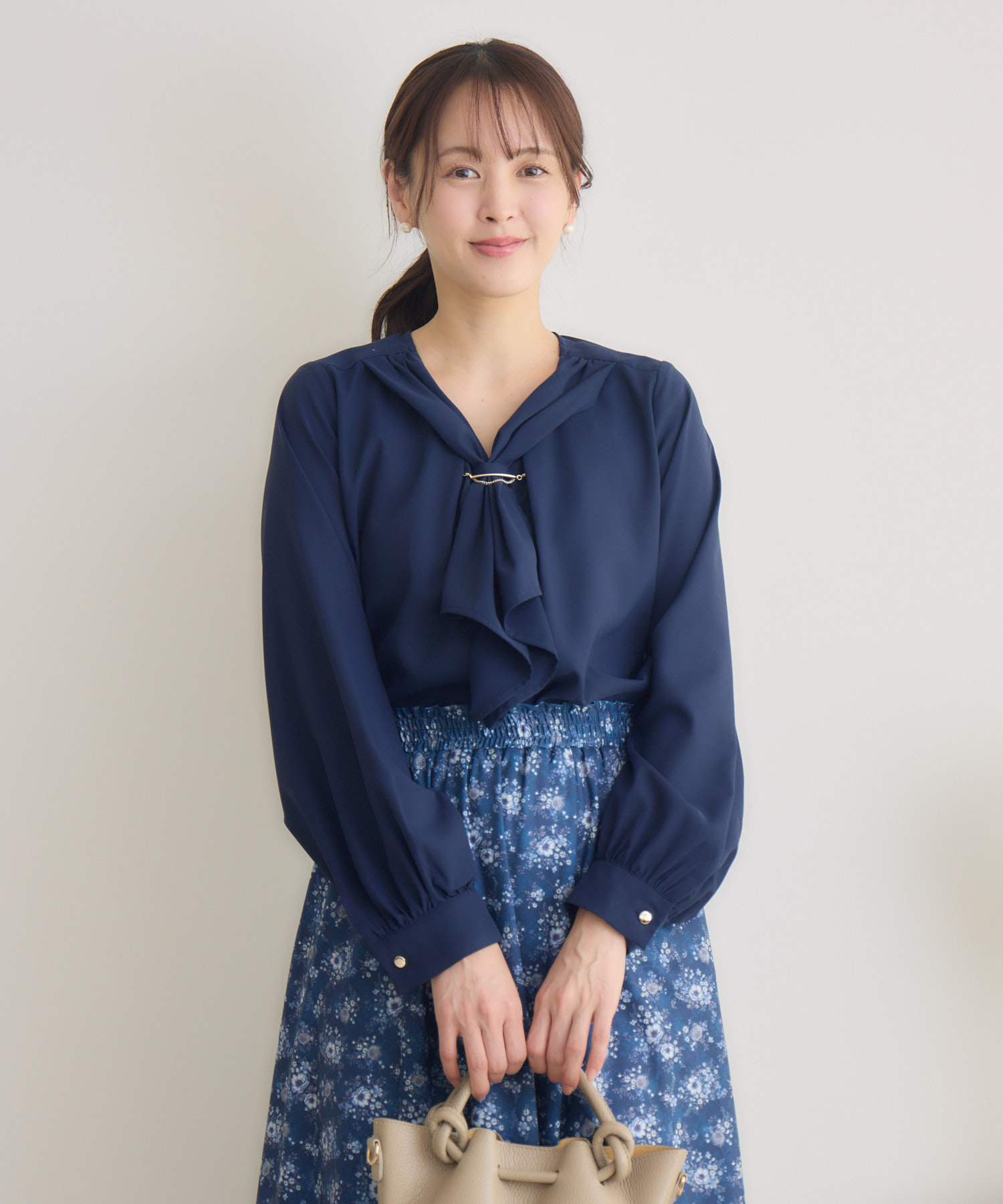 チェーン付きボウタイブラウス | IKG crossing