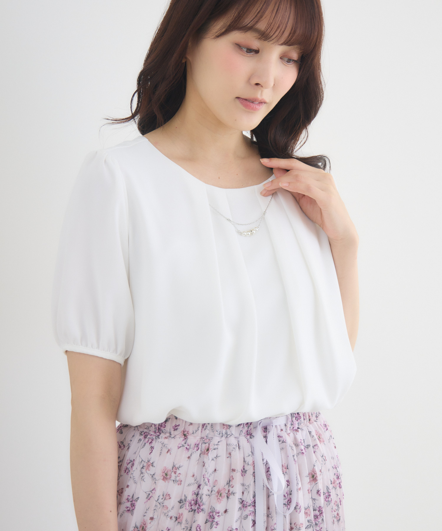 防汚加工】ネックレスチャーム付きタックブラウス | IKG crossing