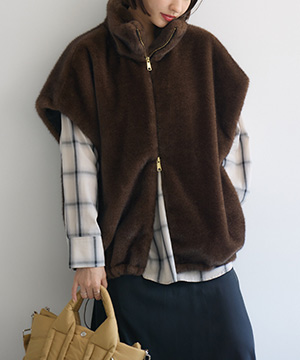 お得！上質！新品キャサリンロスセレクト　クロシェ　黒ダウンコート お得！上質！新品キャサリンロスセレクト クロシェ 黒ダウン