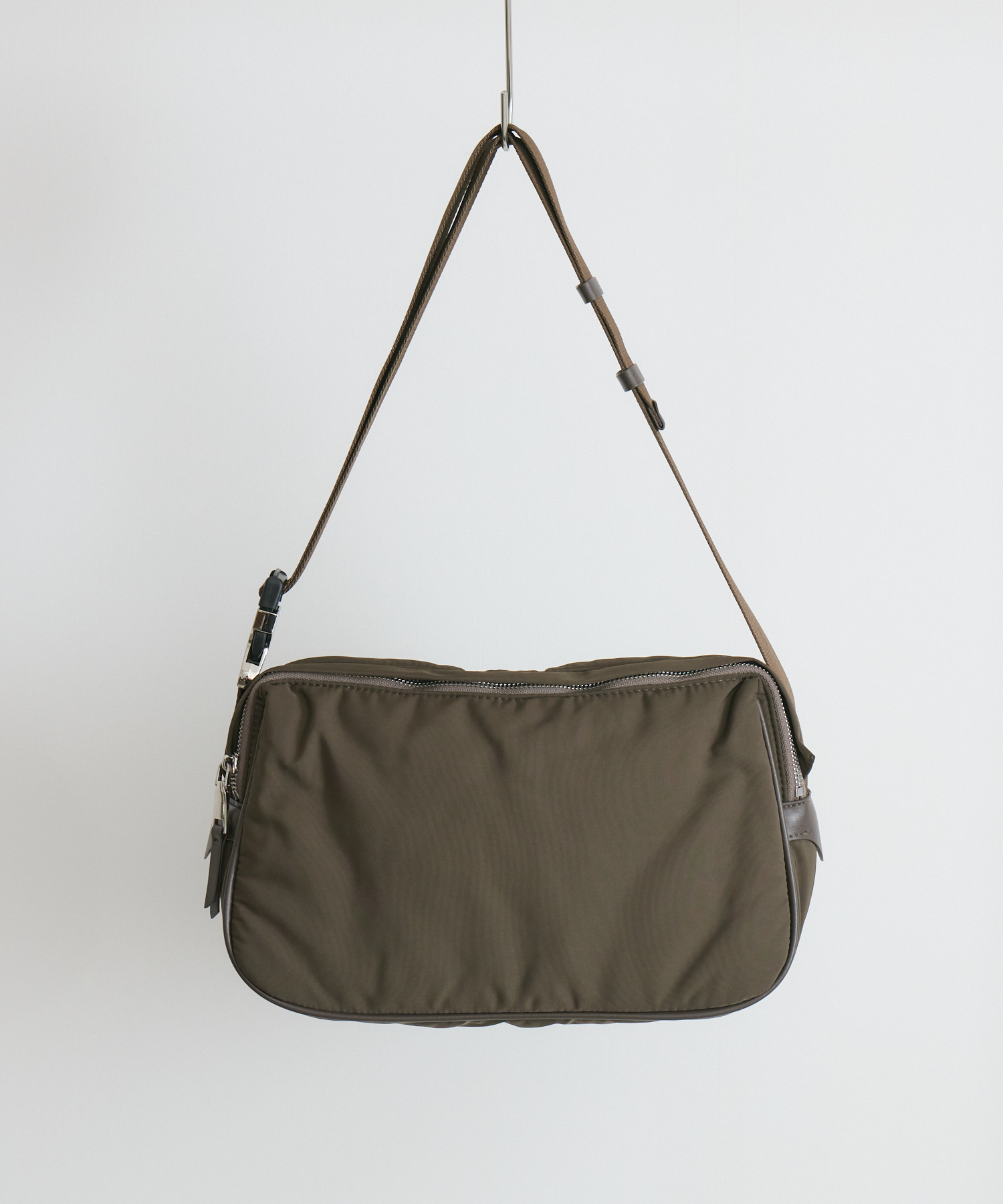 story.】ダブルファスナークロスボディバッグ | IKG crossing