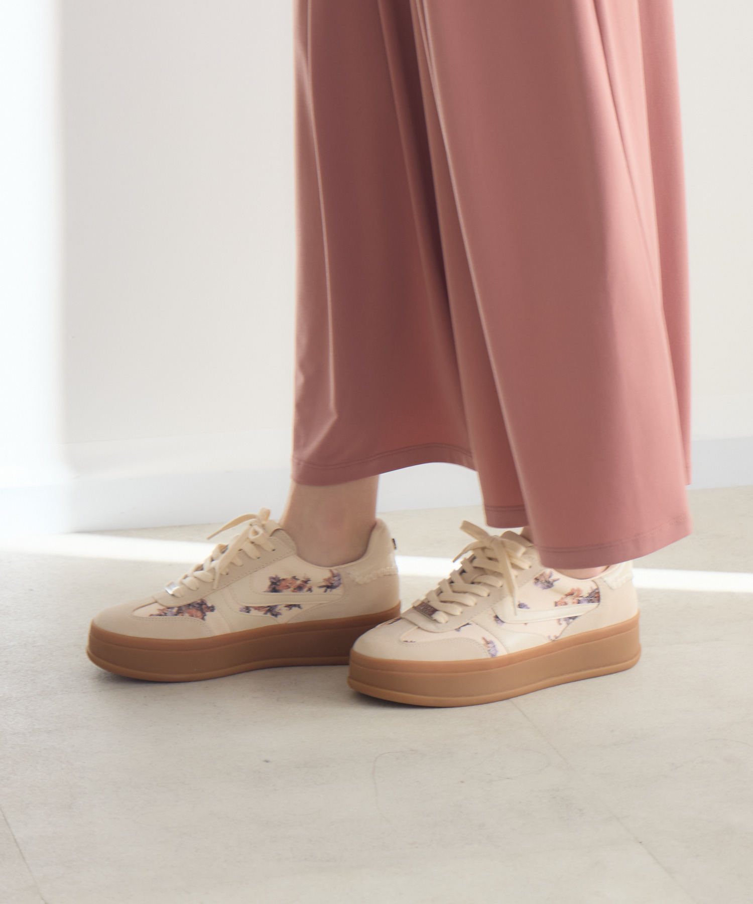 残りわずか】【STEVE MADDEN】OFF-TRACK フラワーキャンバススニーカー