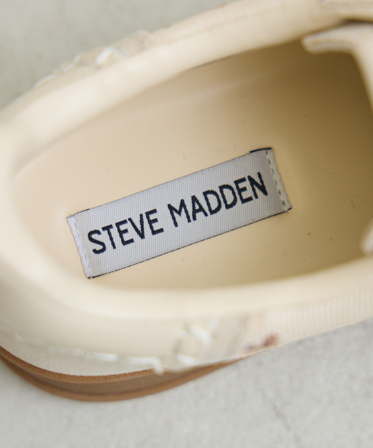 残りわずか】【STEVE MADDEN】OFF-TRACK フラワーキャンバススニーカー