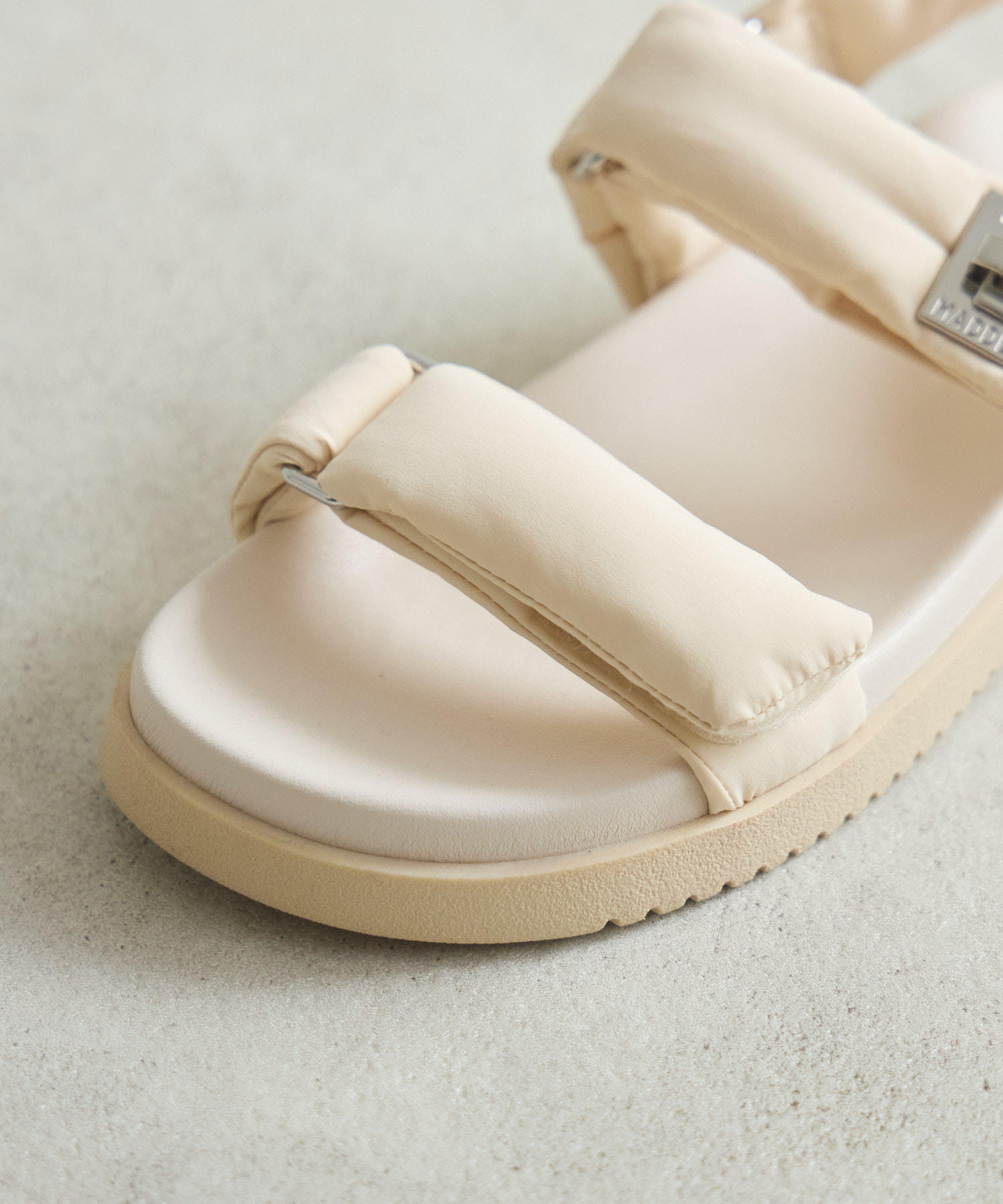 STEVE MADDEN】MONAT ナイロンパデッドストラップフラットサンダル 