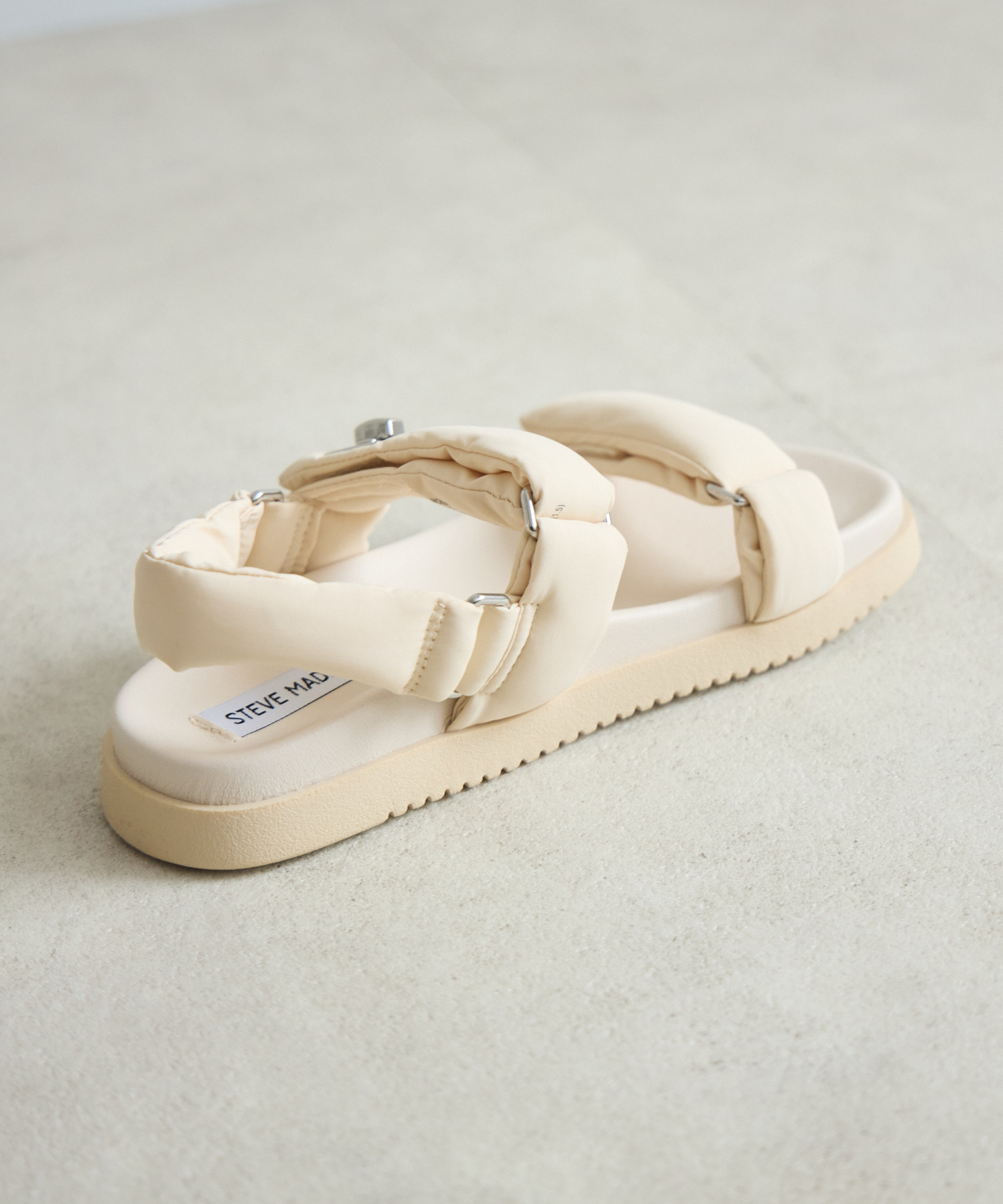 STEVE MADDEN】MONAT ナイロンパデッドストラップフラットサンダル 
