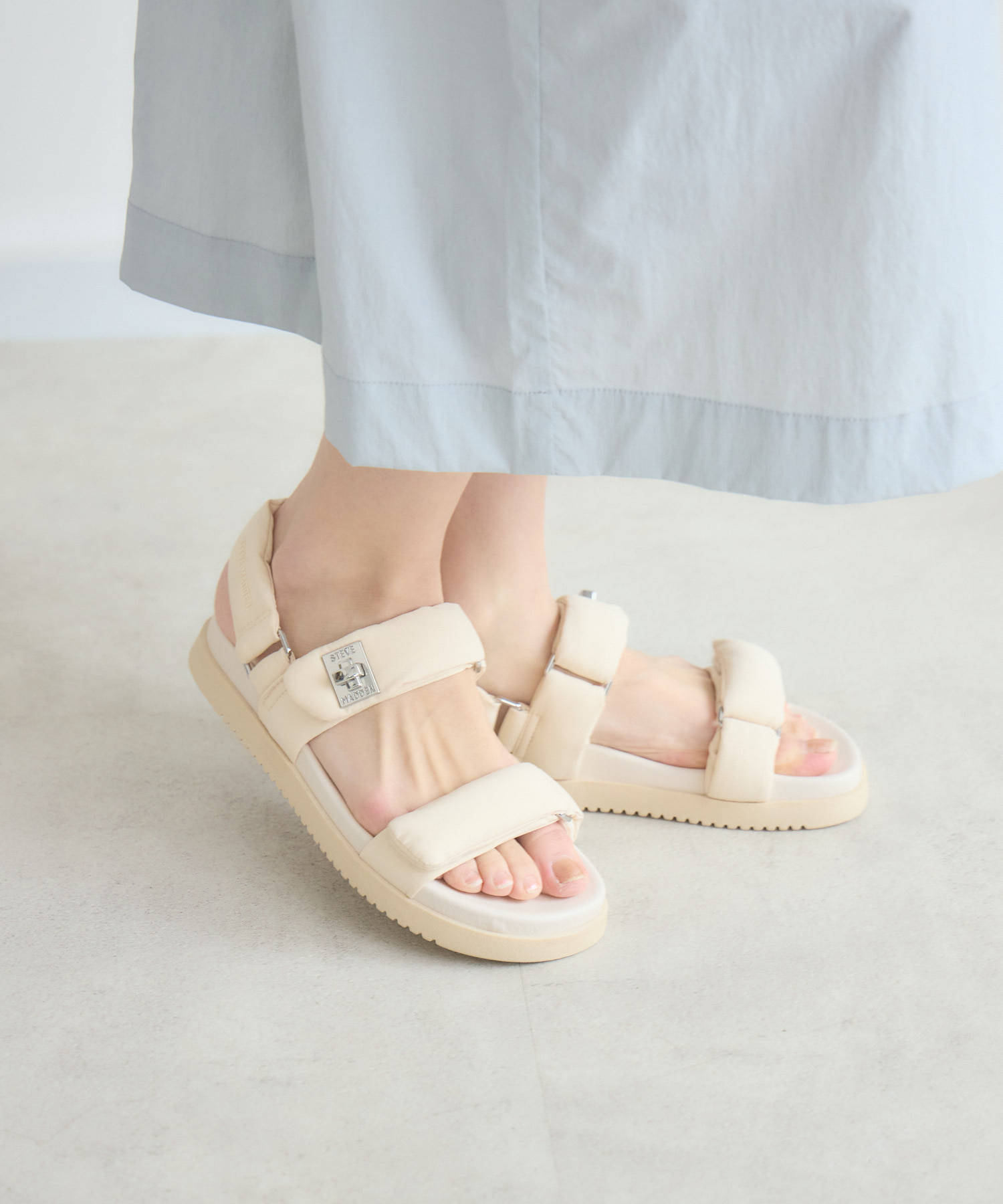STEVE MADDEN】MONAT ナイロンパデッドストラップフラットサンダル