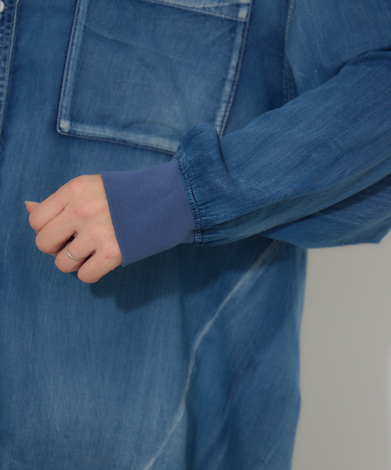Dignite Collier 袖リブシアーデニムスナップボタン付シャツ | IKG