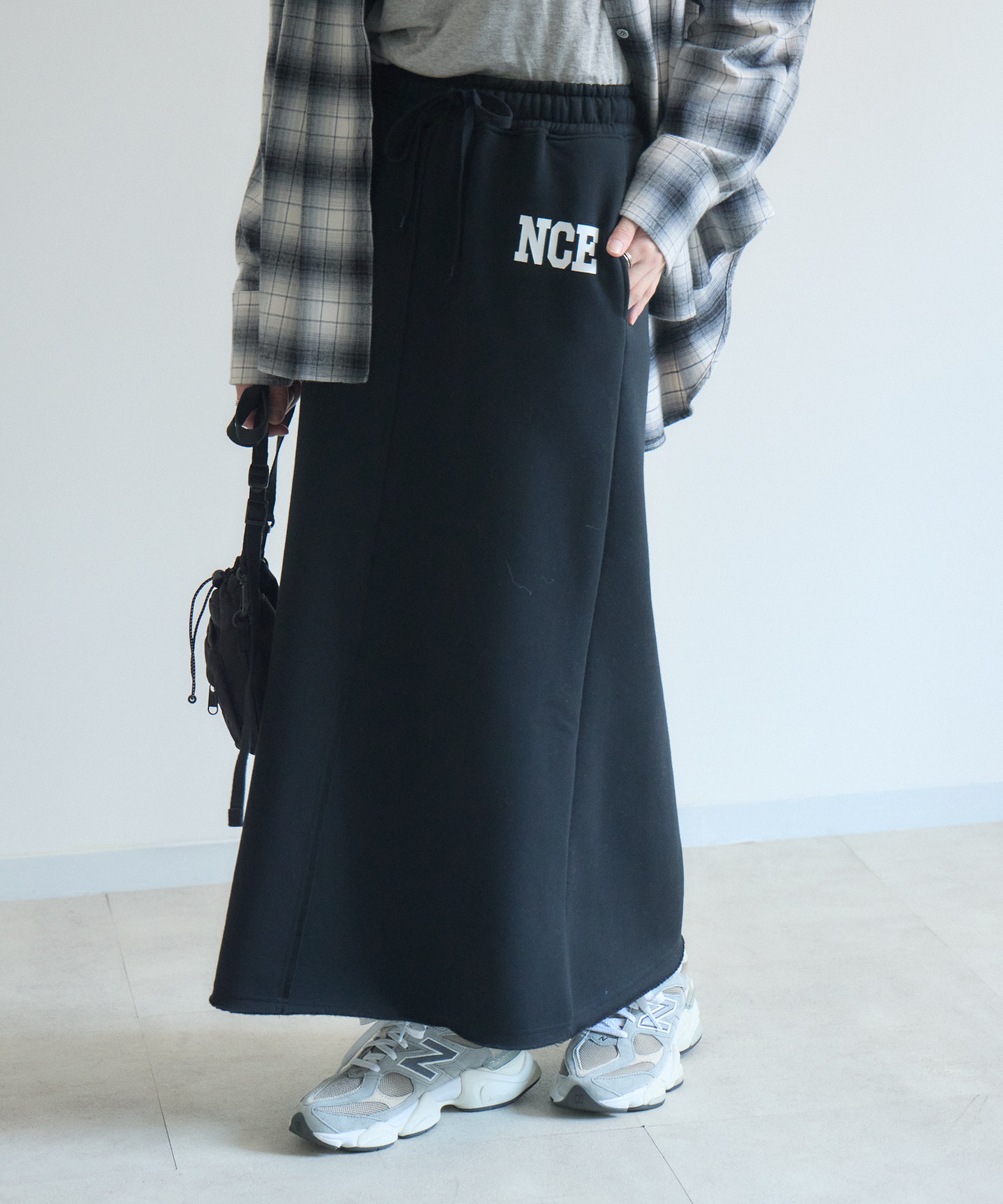 PGG ロゴプリント 中綿ダウンベストとスカートセットアップ　超美品　ブラック系 PGG ロゴプリント 中綿ダウンベストとスカートセットアップ 超美品