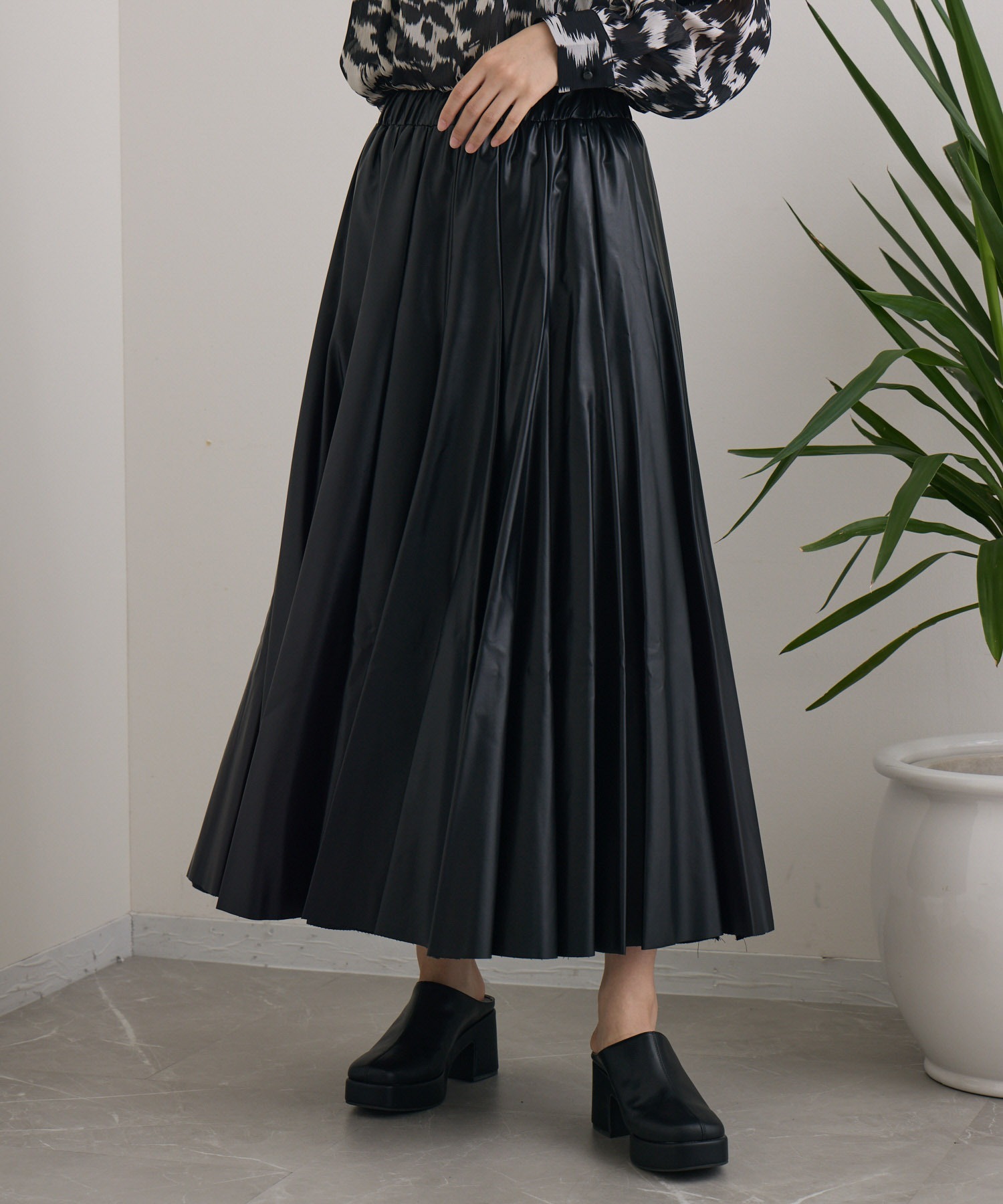 購入者様は紹介文を必読願います✨ サーキュラースカート TRANOI. エコレザーサーキュラースカート | IKG crossing