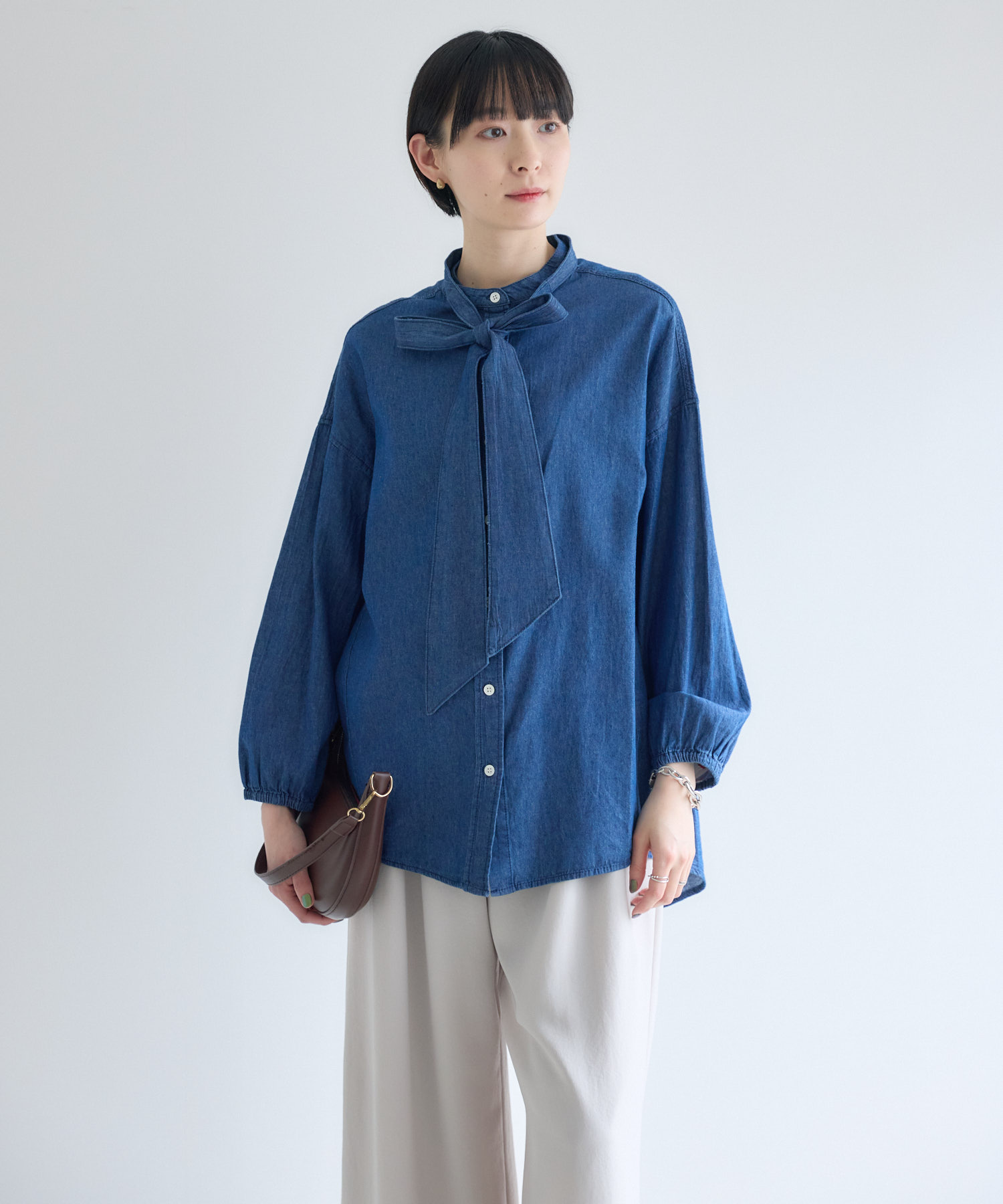 残りわずか】Dignite Collier ライトデニムボウタイブラウス | IKG 
