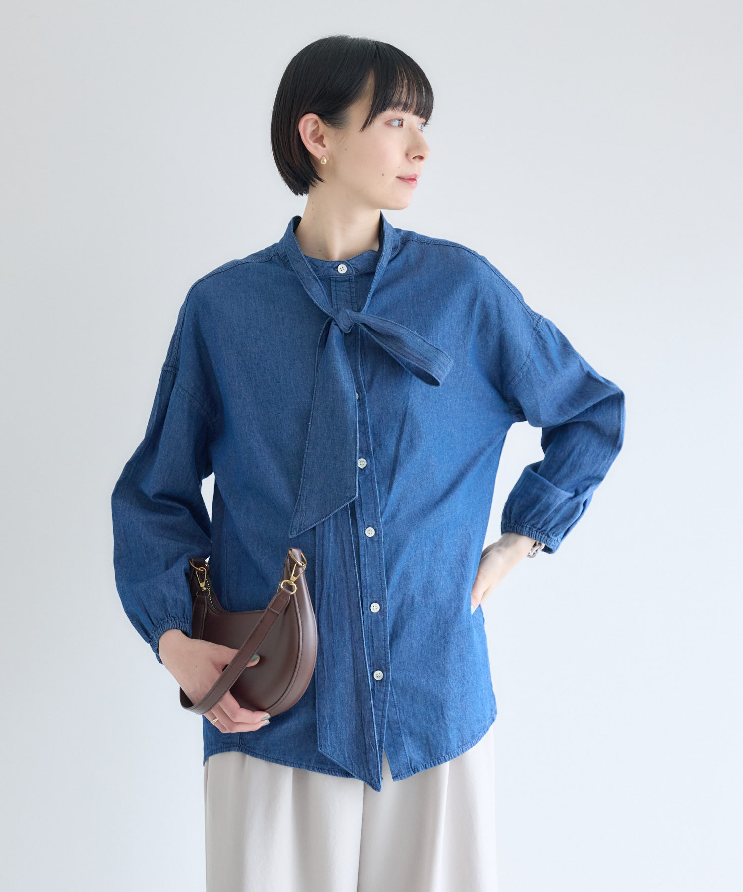 残りわずか】Dignite Collier ライトデニムボウタイブラウス | IKG 