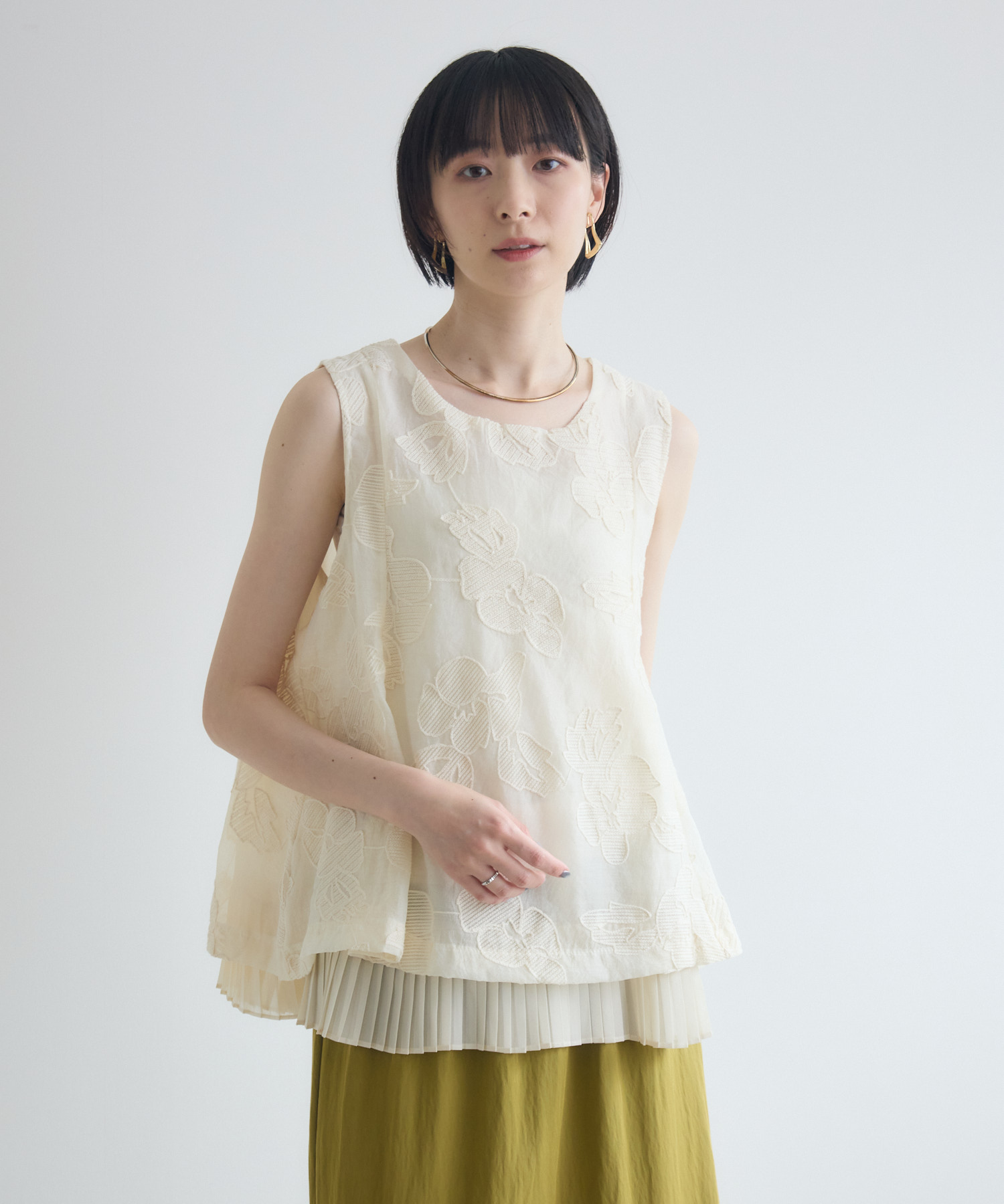 オーガンジー刺繍裾プリーツノースリーブブラウス | IKG crossing