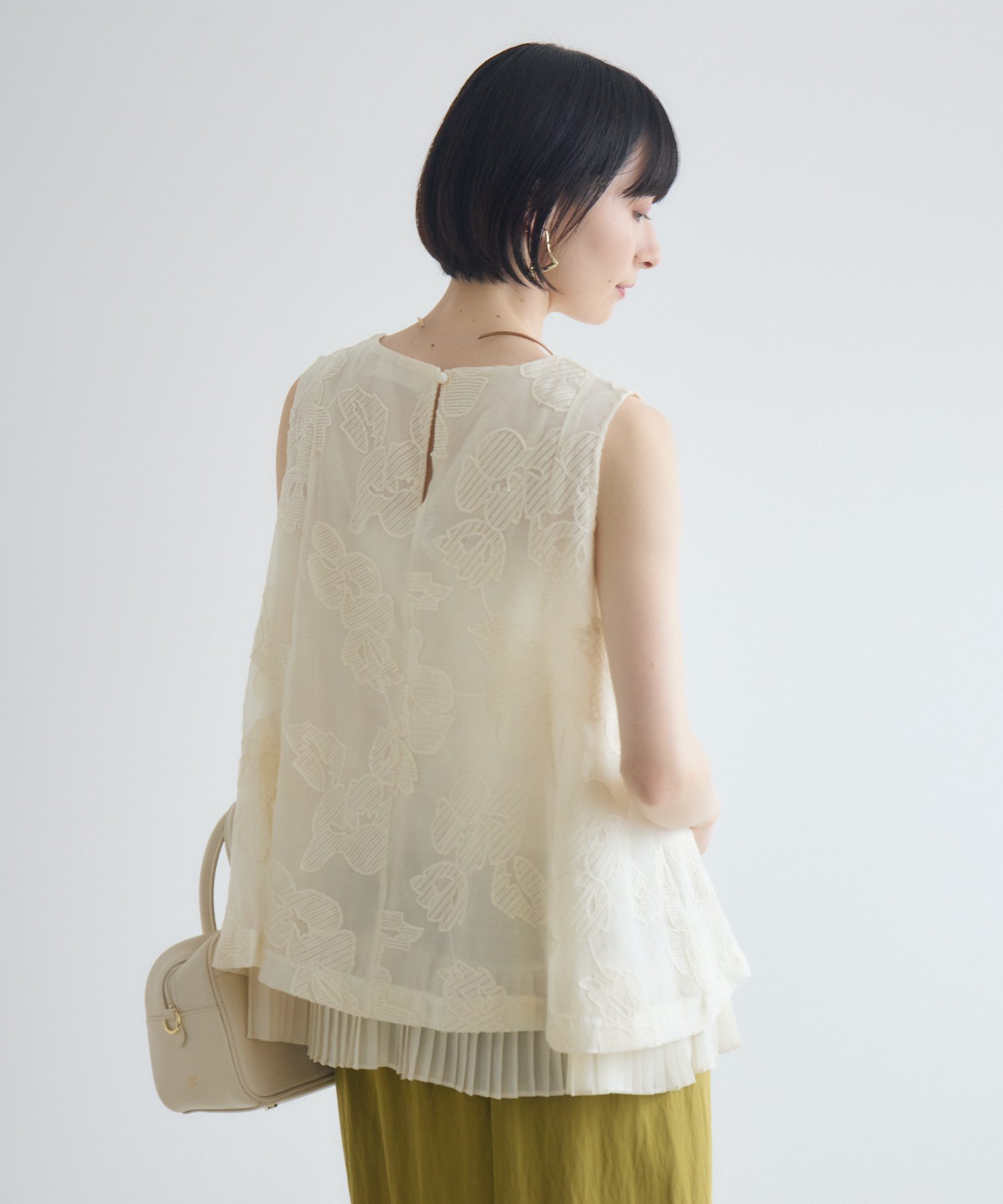 オーガンジー刺繍裾プリーツノースリーブブラウス | IKG crossing