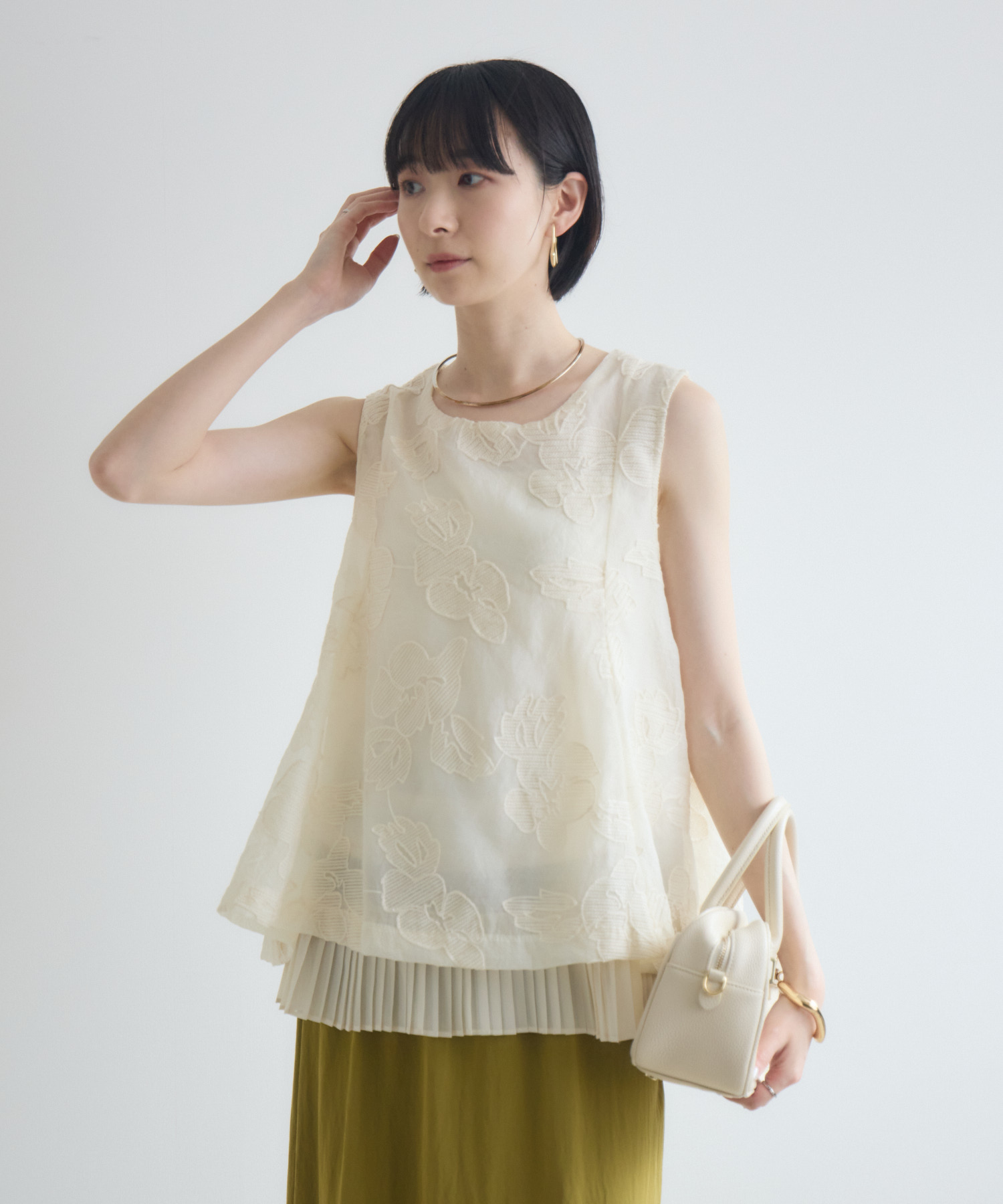 オーガンジー刺繍裾プリーツノースリーブブラウス | IKG crossing