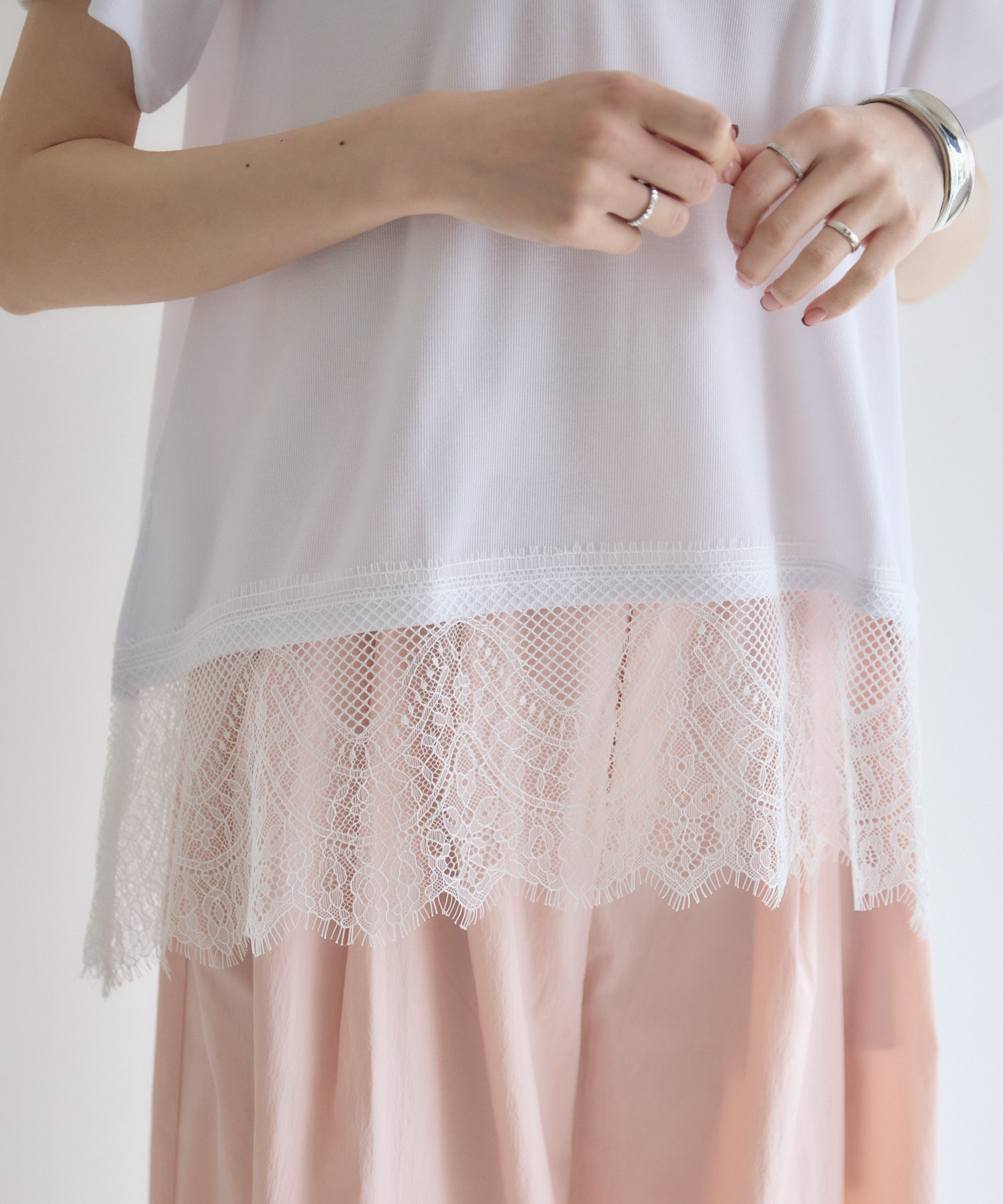 本日まで値下︎★ROSIEE 裾レーストップス イシカワラボ限定色 残りわずか】ROSIEE 裾レース半袖トップス | IKG crossing